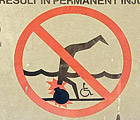 Еще одна прикольная табличка, предупреждающая об опасности прыжков в бассейн. :)